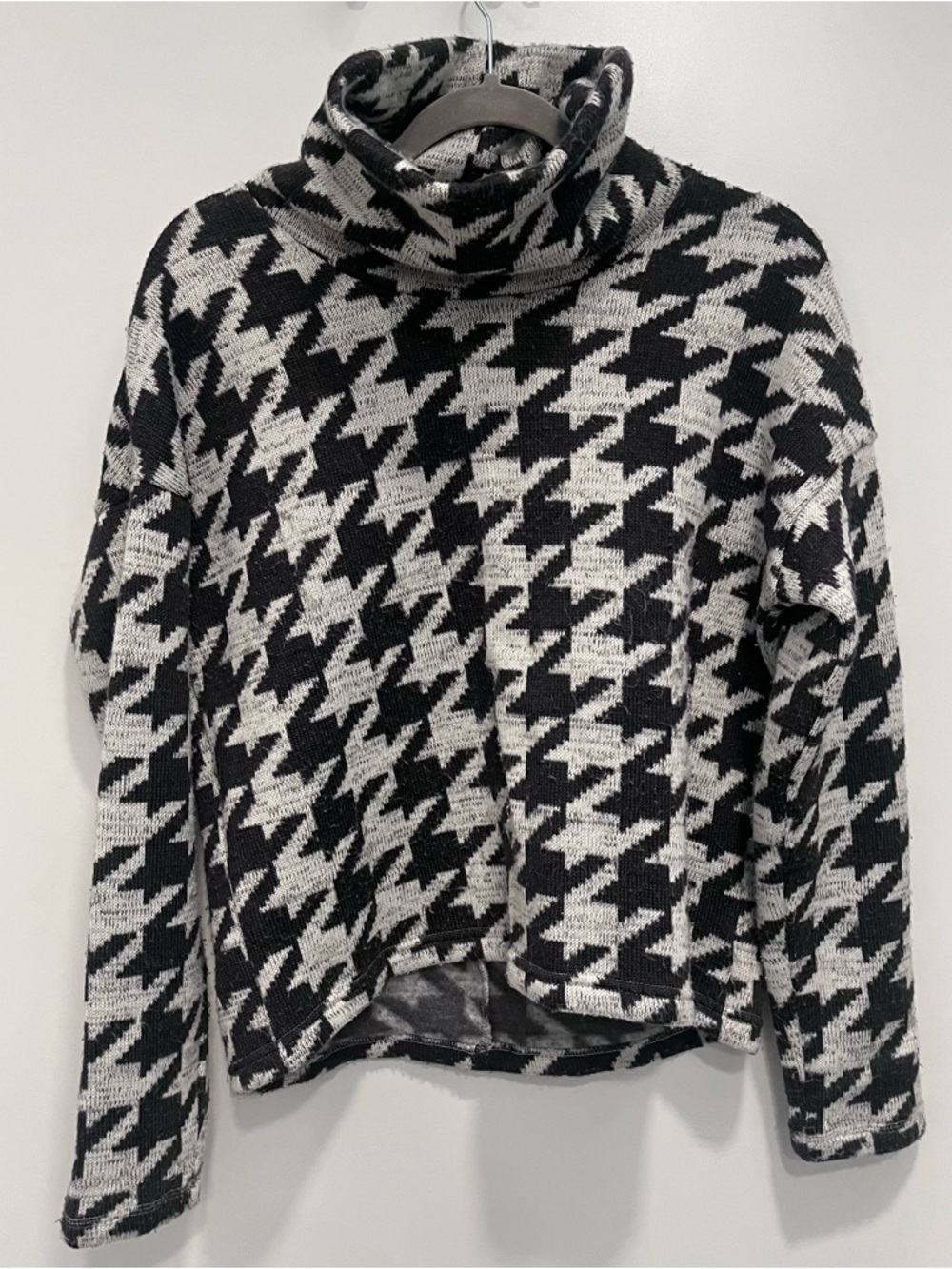 Columbia Houndstooth Turtleneck Sweater Size Medium Cozy Black Spring Pullover